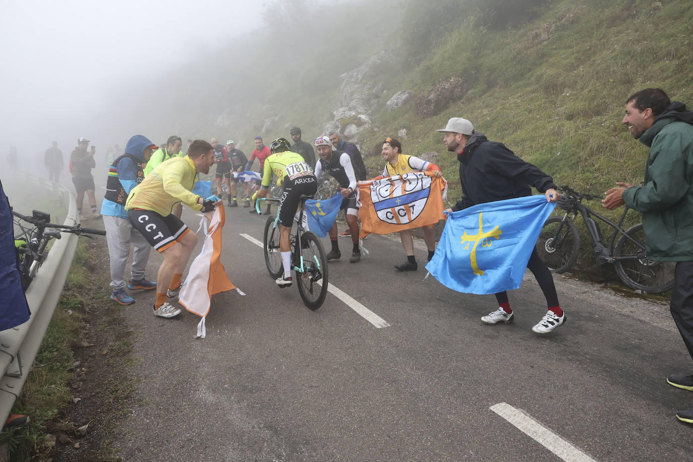 La subida al Angliru, en imágenes