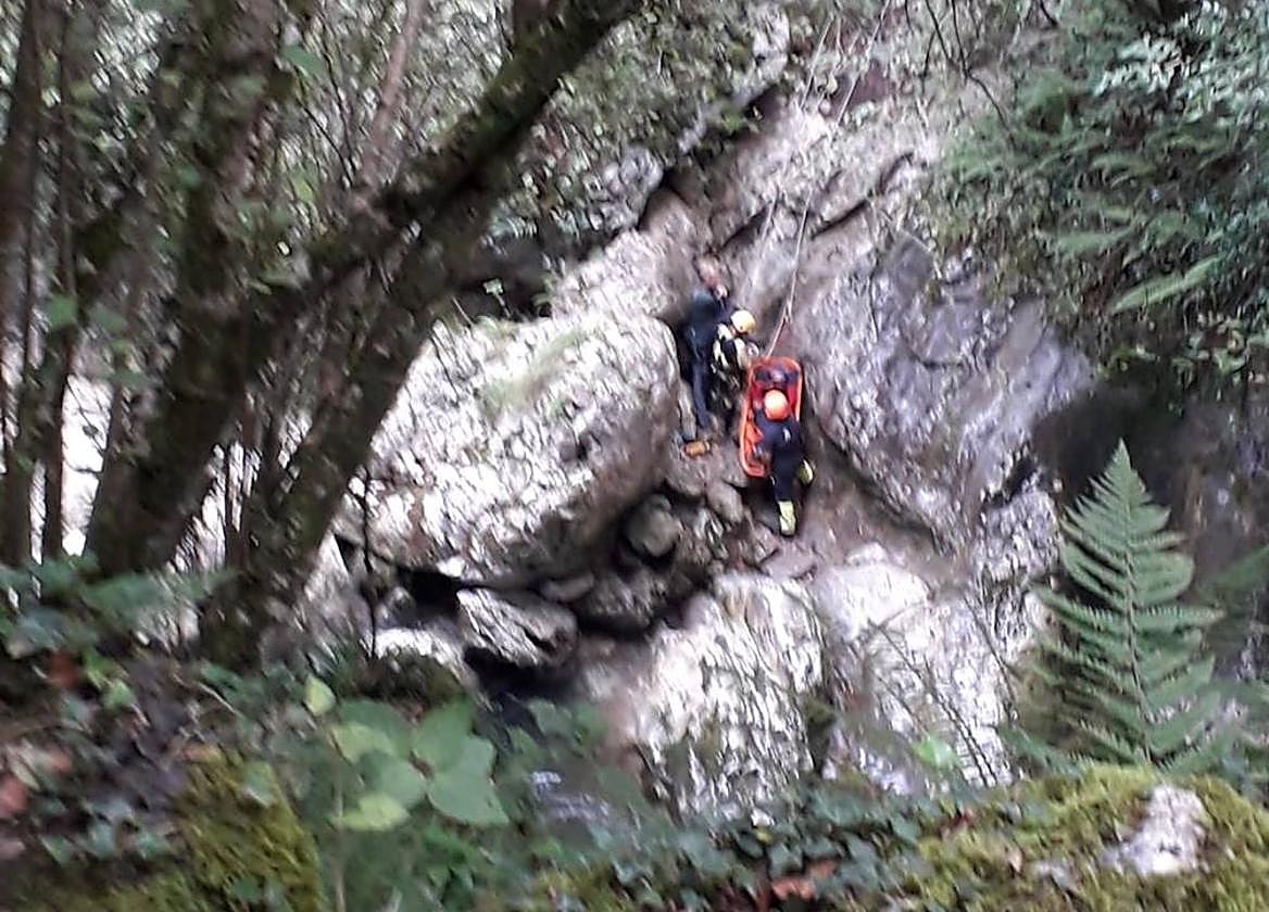 El equipo de rescate, durante el operativo en el río Casaño.