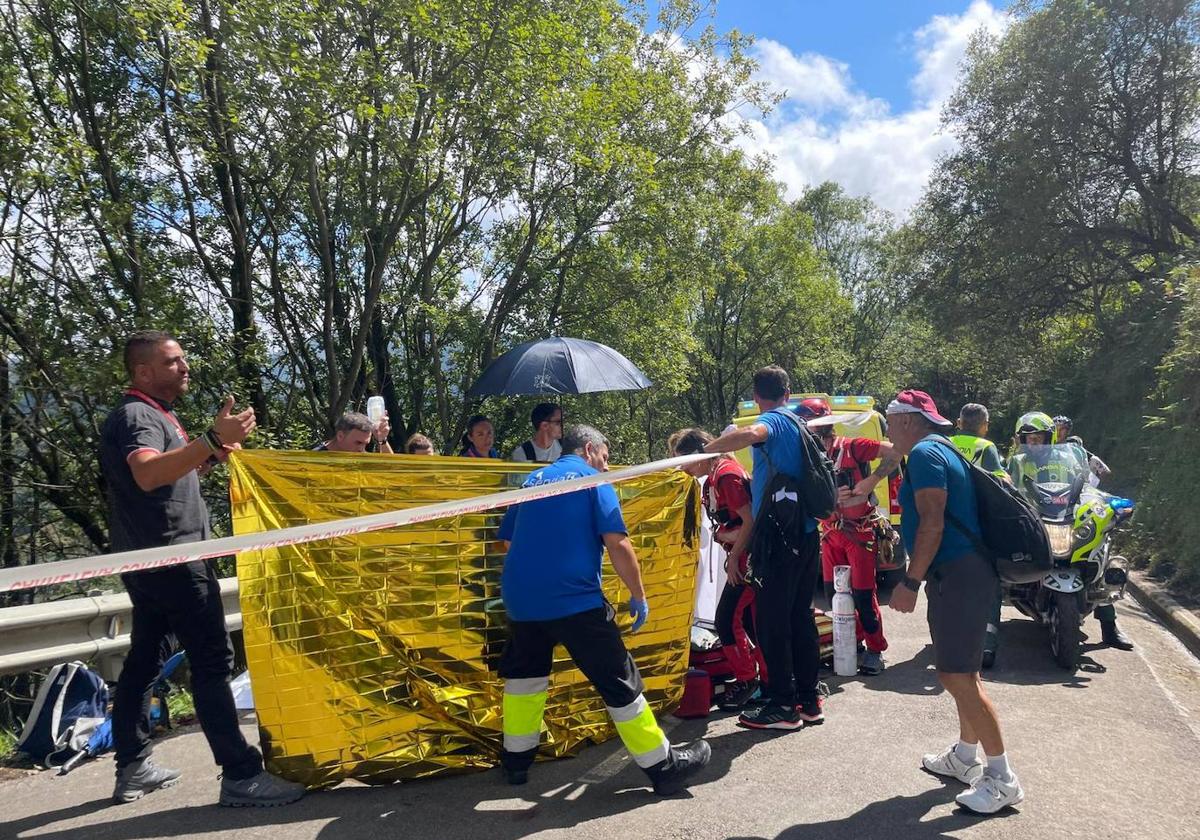 Trasladada en helicóptero de Bomberos de Asturias al HUCA una persona por una parada cardíaca en L&#039;Angliru