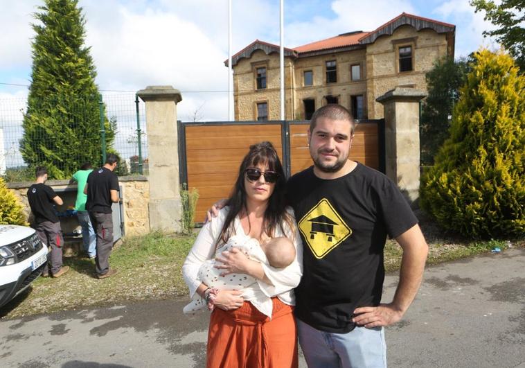 Paola del Sol, Lluques Díaz y Llorien, de tres meses, delante de la residencia Palacio de Leceñes.