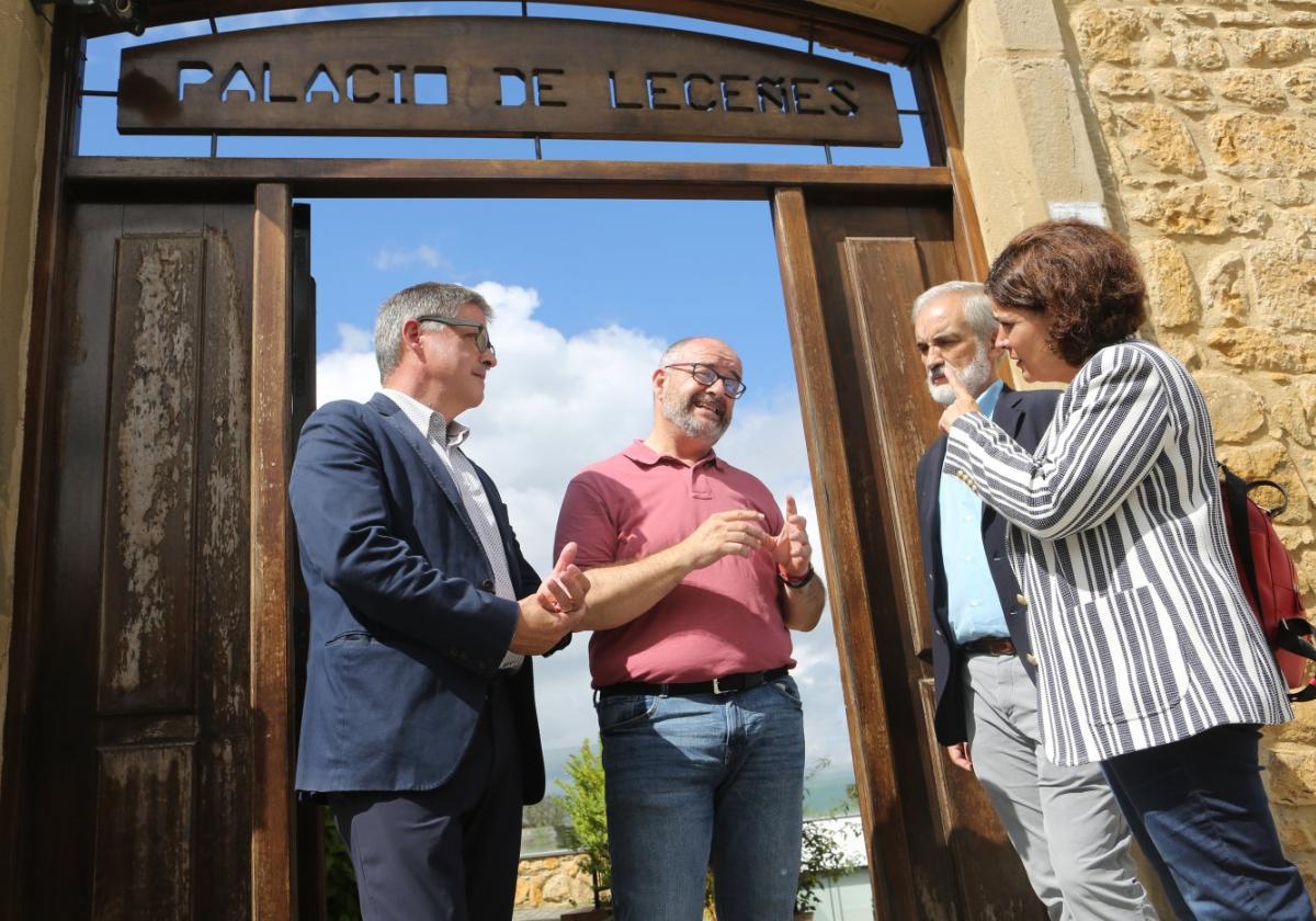 Enrique Rodríguez Nuño y Concepción Saavedra, junto a los directivos de la residencia.