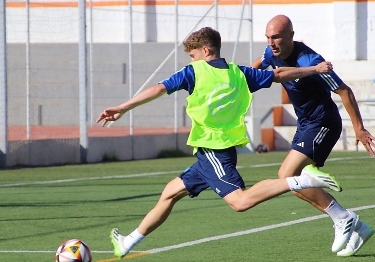 Álex Oyón, durante un entrenamiento de la semana pasada, se dispone a tirar a puerta.