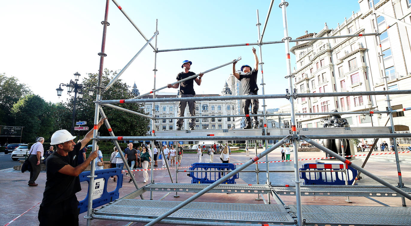 Los operarios en los preparativos para el concierto de Ana Torroja en la Escandalera.