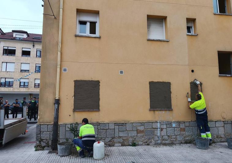 Operarios del Ayuntamiento tapian las entradas al edificio.