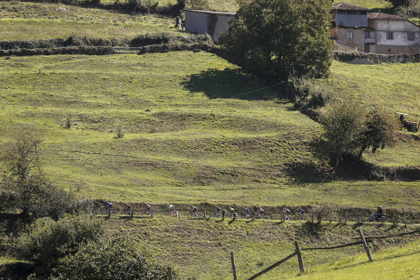 Las imágenes que deja la Vuelta Ciclista en su etapa de Pola de Allande