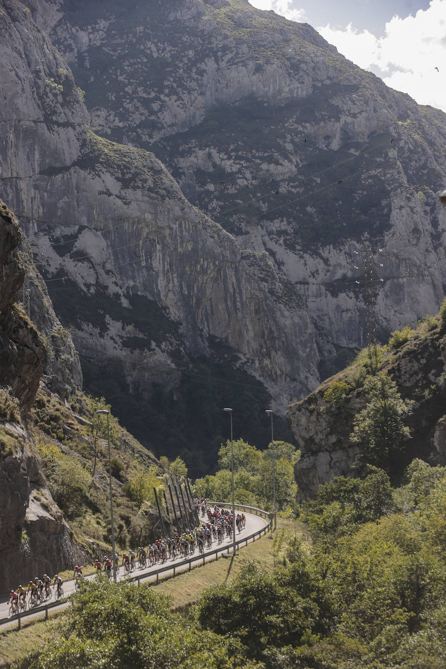 Las imágenes que deja la Vuelta Ciclista en su etapa de Pola de Allande