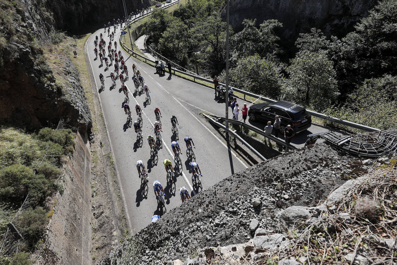 Las imágenes que deja la Vuelta Ciclista en su etapa de Pola de Allande