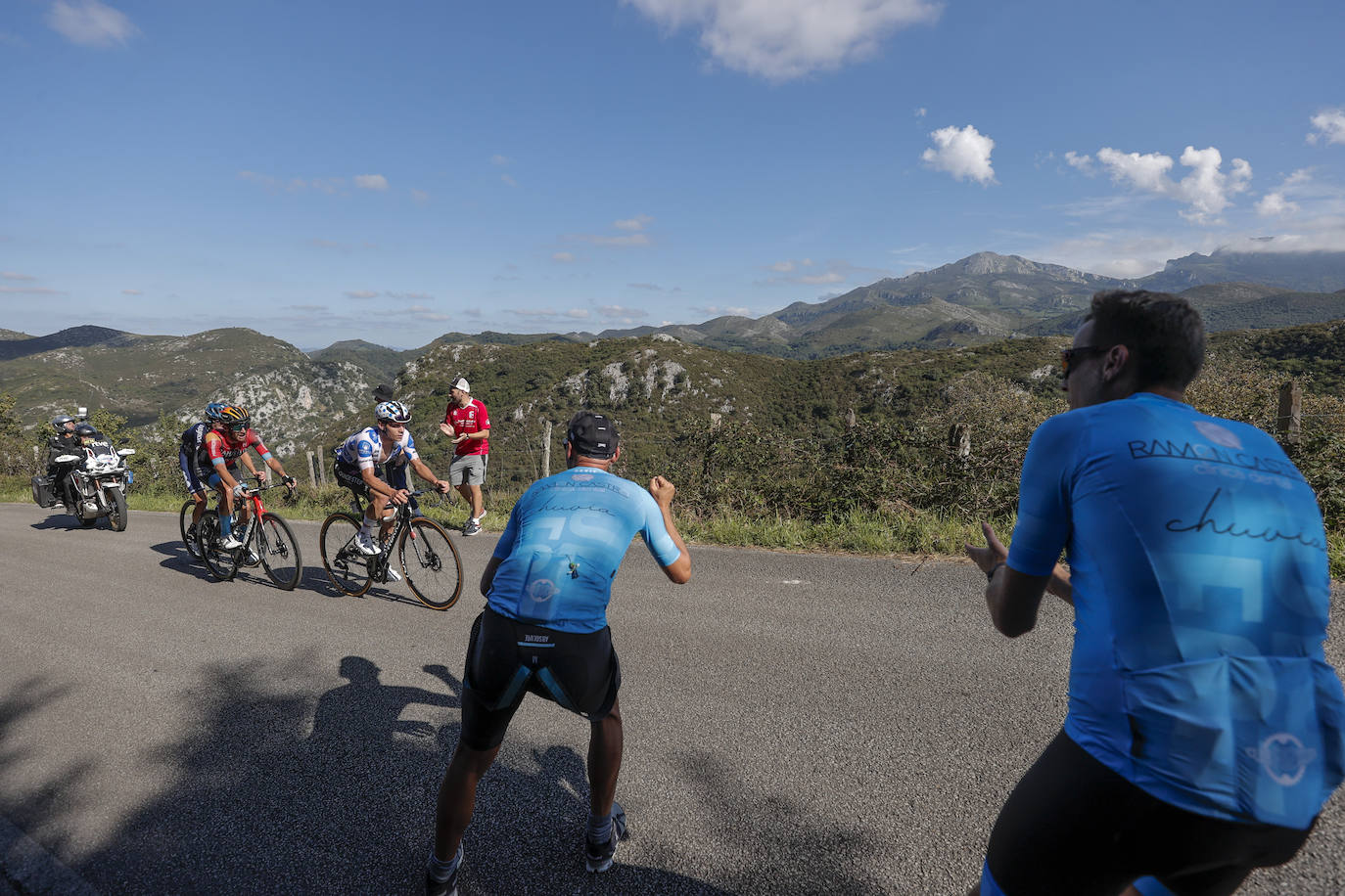 Las imágenes que deja la Vuelta Ciclista en su etapa de Pola de Allande