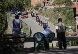 Las imágenes que deja la Vuelta Ciclista en su etapa de Pola de Allande