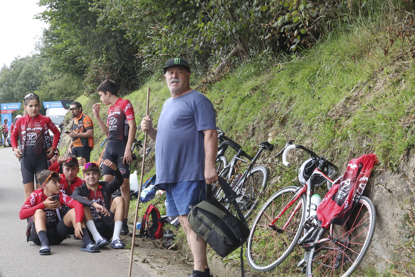 Las imágenes que deja la Vuelta Ciclista en su etapa de Pola de Allande