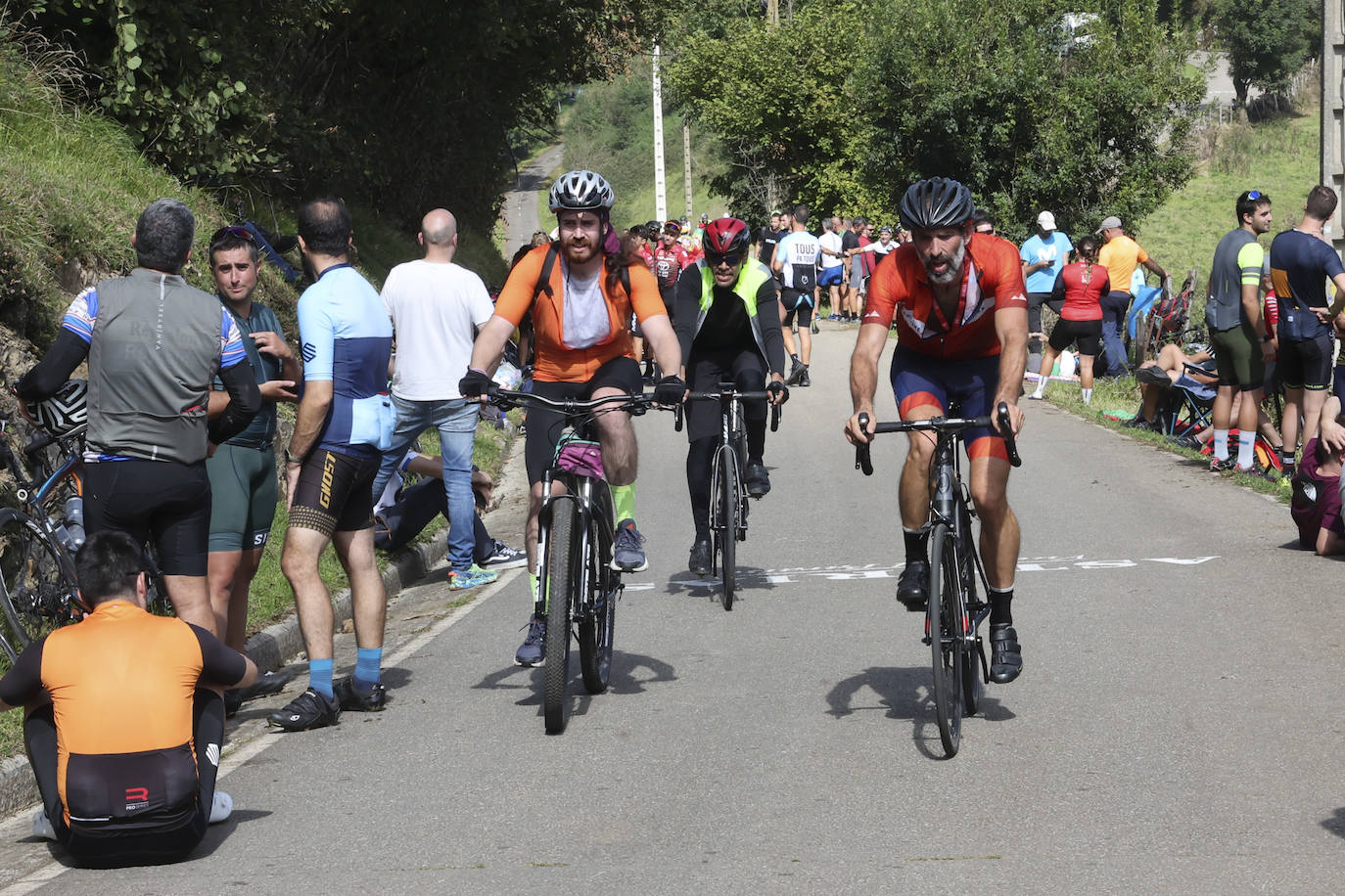 Las imágenes que deja la Vuelta Ciclista en su etapa de Pola de Allande