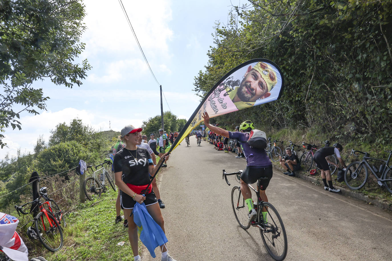 Las imágenes que deja la Vuelta Ciclista en su etapa de Pola de Allande