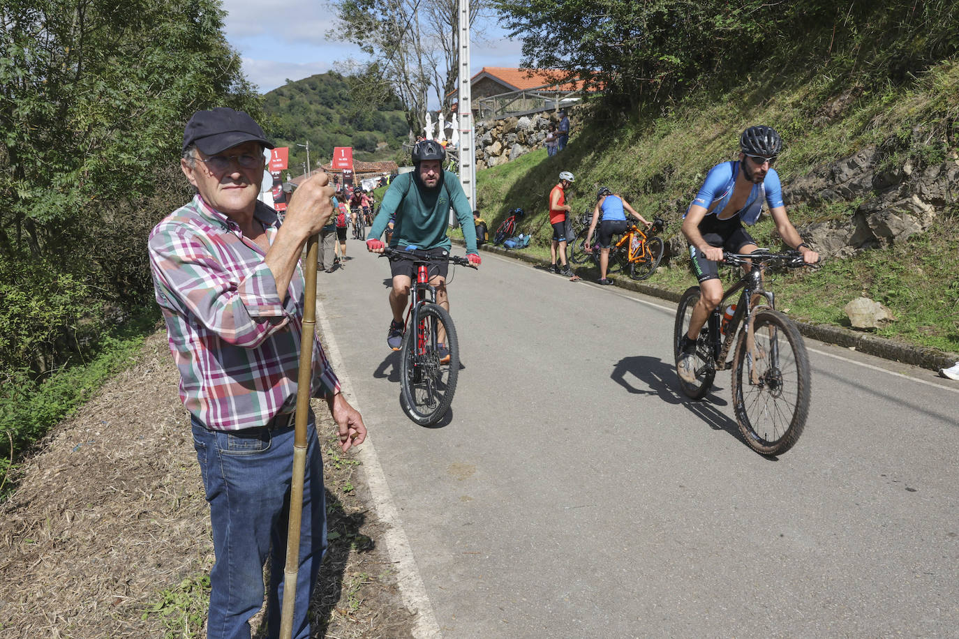 Las imágenes que deja la Vuelta Ciclista en su etapa de Pola de Allande