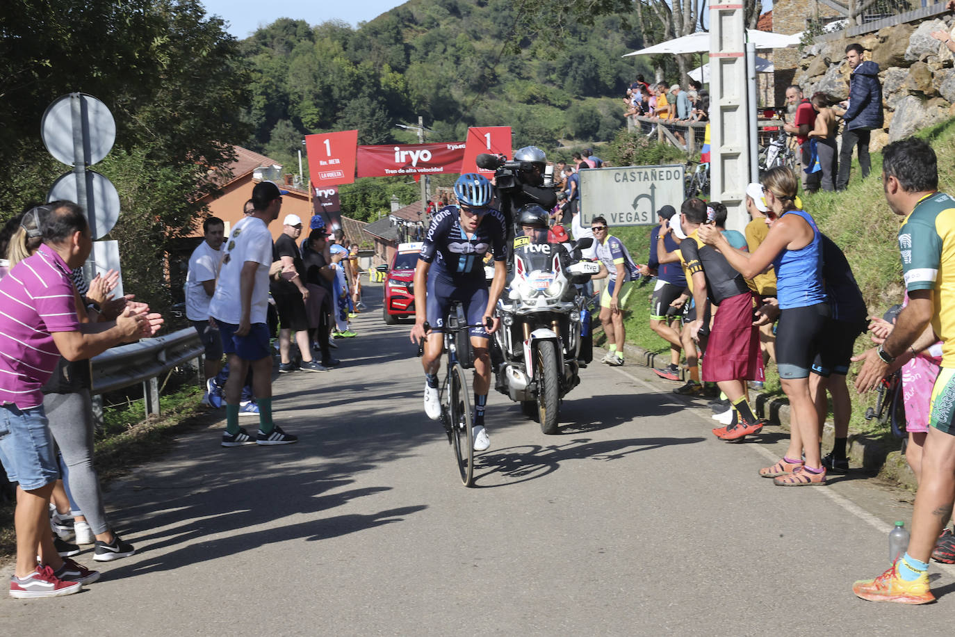 Las imágenes que deja la Vuelta Ciclista en su etapa de Pola de Allande