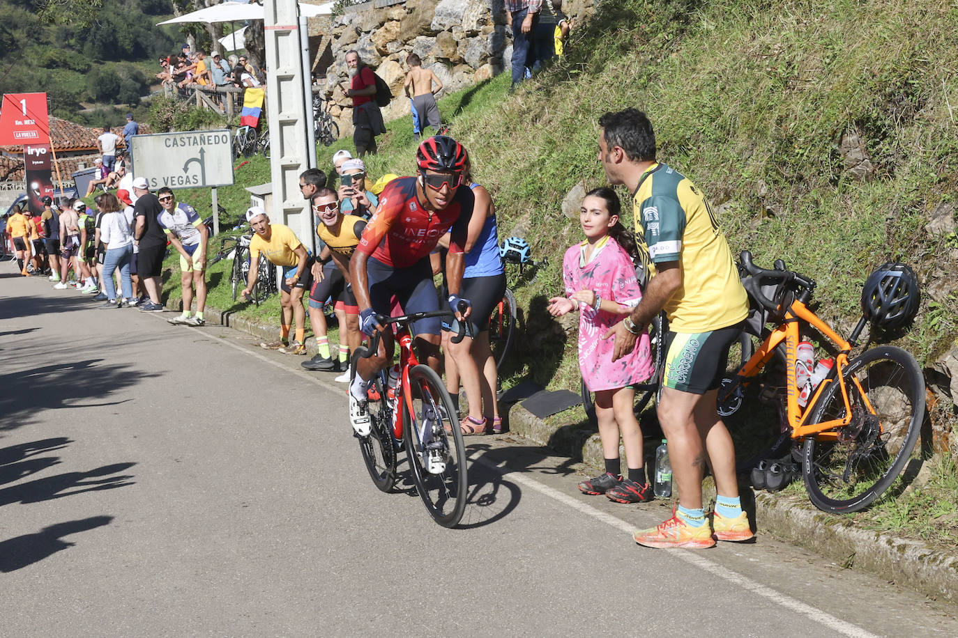 Las imágenes que deja la Vuelta Ciclista en su etapa de Pola de Allande