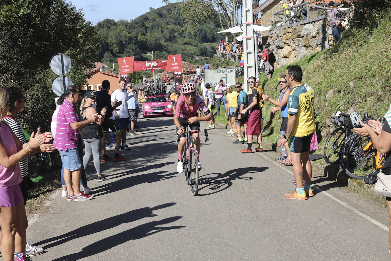 Las imágenes que deja la Vuelta Ciclista en su etapa de Pola de Allande