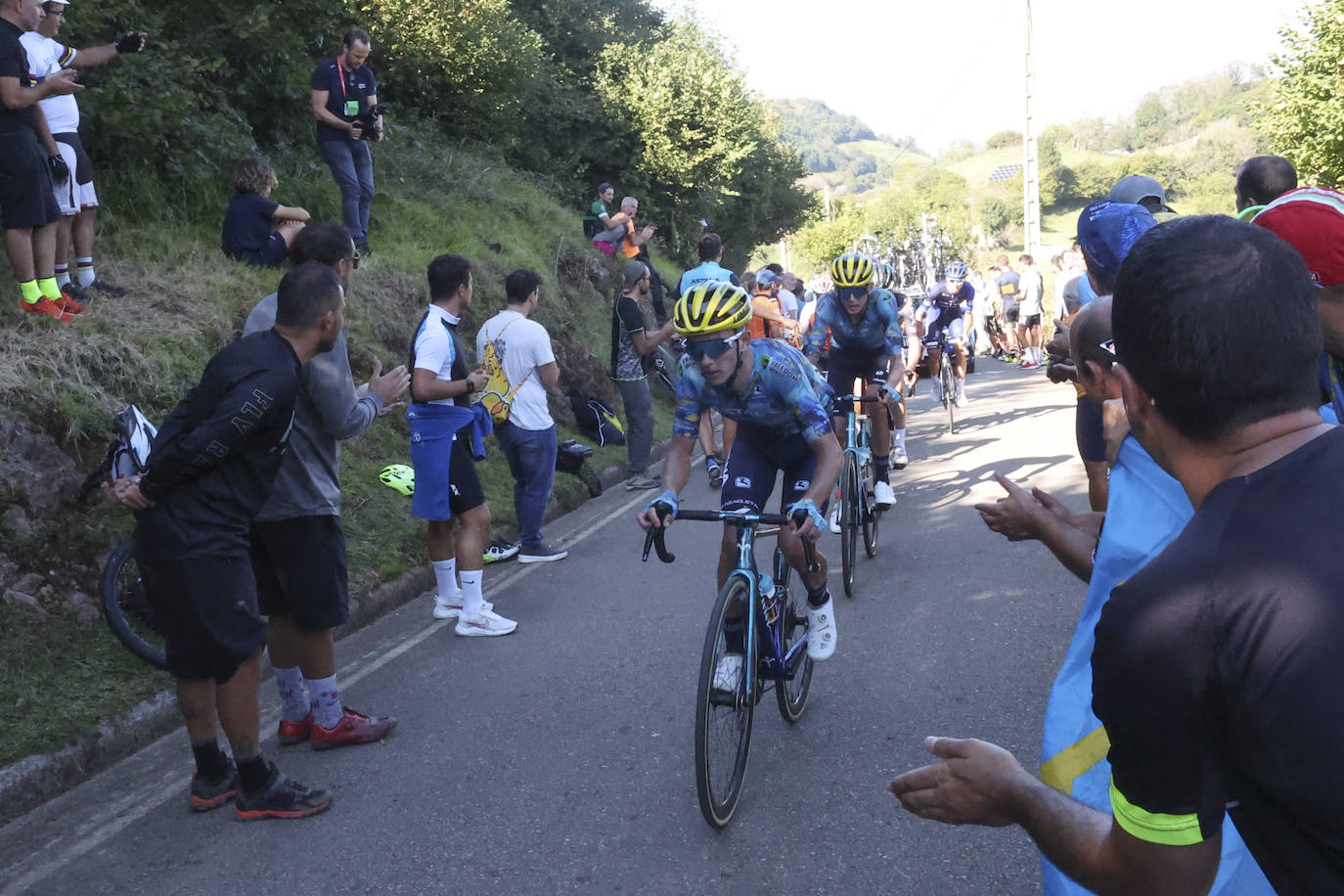 Las imágenes que deja la Vuelta Ciclista en su etapa de Pola de Allande