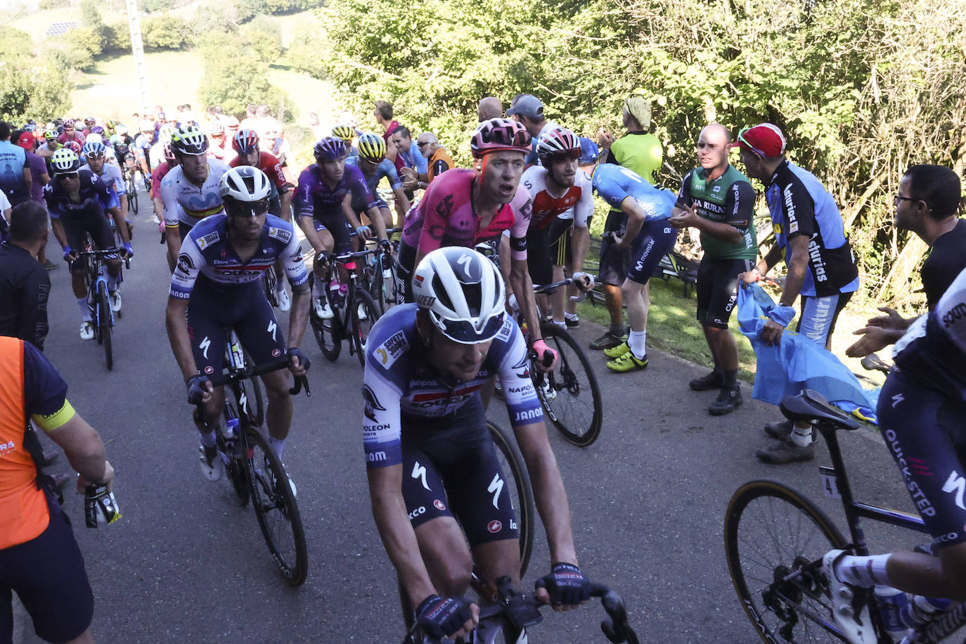 Las imágenes que deja la Vuelta Ciclista en su etapa de Pola de Allande