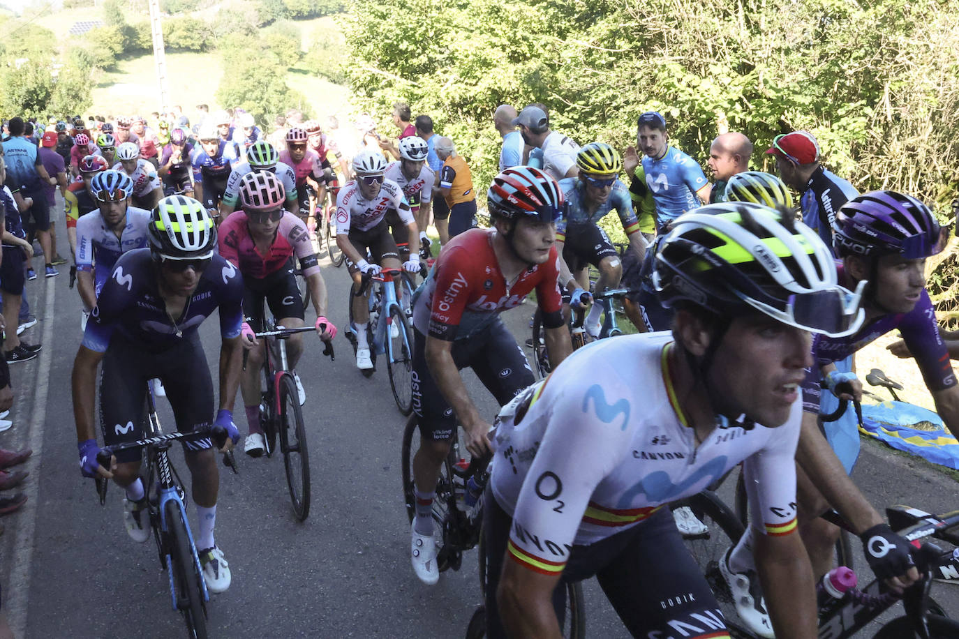 Las imágenes que deja la Vuelta Ciclista en su etapa de Pola de Allande