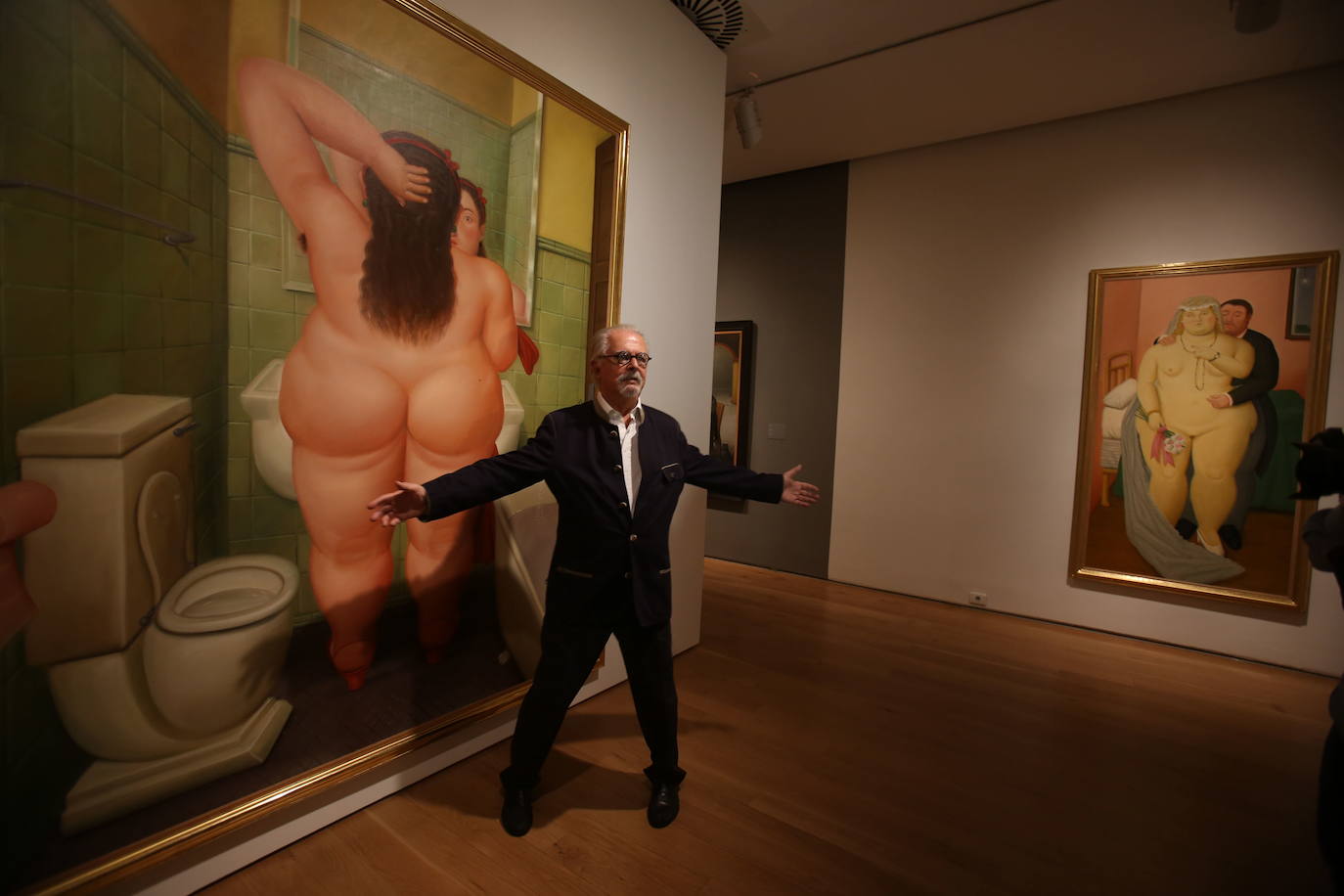 Fernando Botero posa frente a su obra 'El baño'