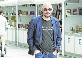 El escritor Miguel Barrero, en una pasada edición de la feria del libro de Gijón.