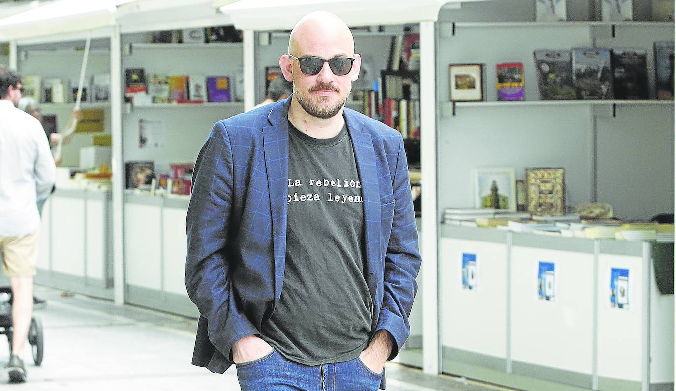 El escritor Miguel Barrero, en una pasada edición de la feria del libro de Gijón.