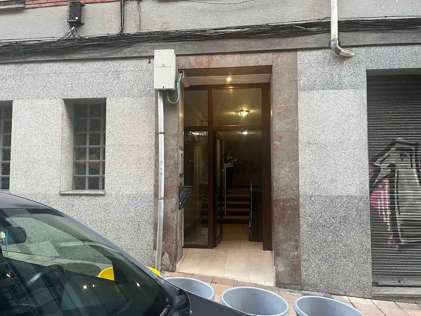 El portal donde residía la anciana fallecida.