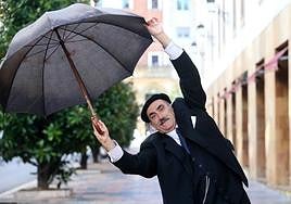 'Mateín', con su paraguas, ya está en Oviedo para disfrutar de las fiestas.