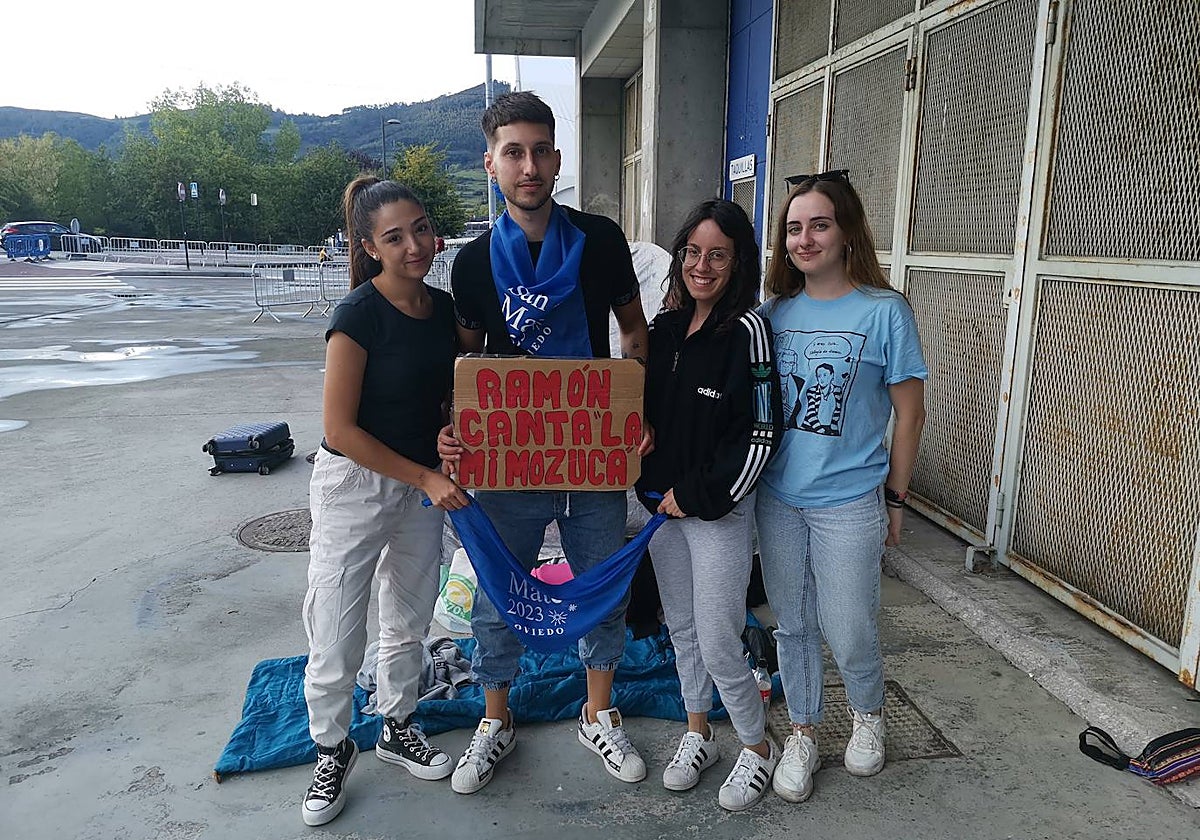 Los cuatro jóvenes, ya instalados con sus tiendas de campaña.