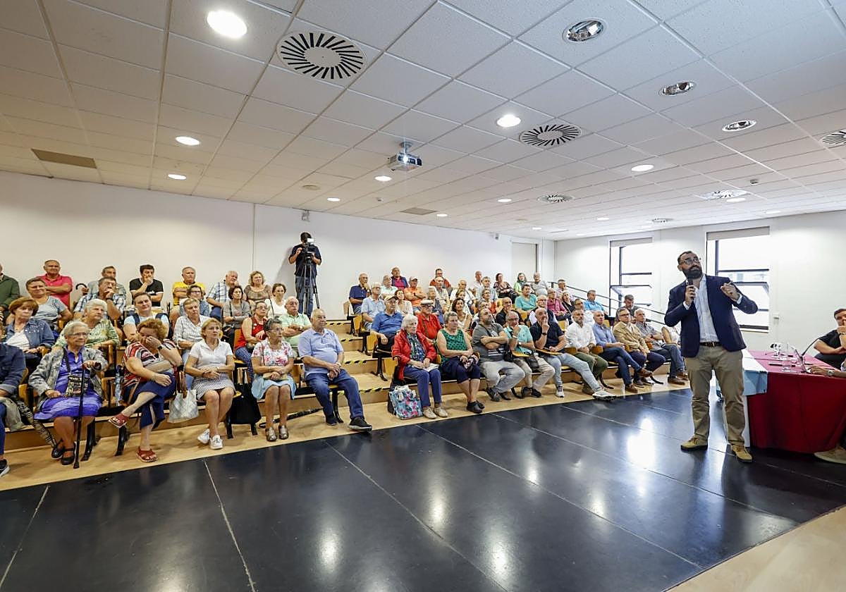 Los vecinos de El Coto, en la presentación del proyecto de reforma del antiguo cuartel.