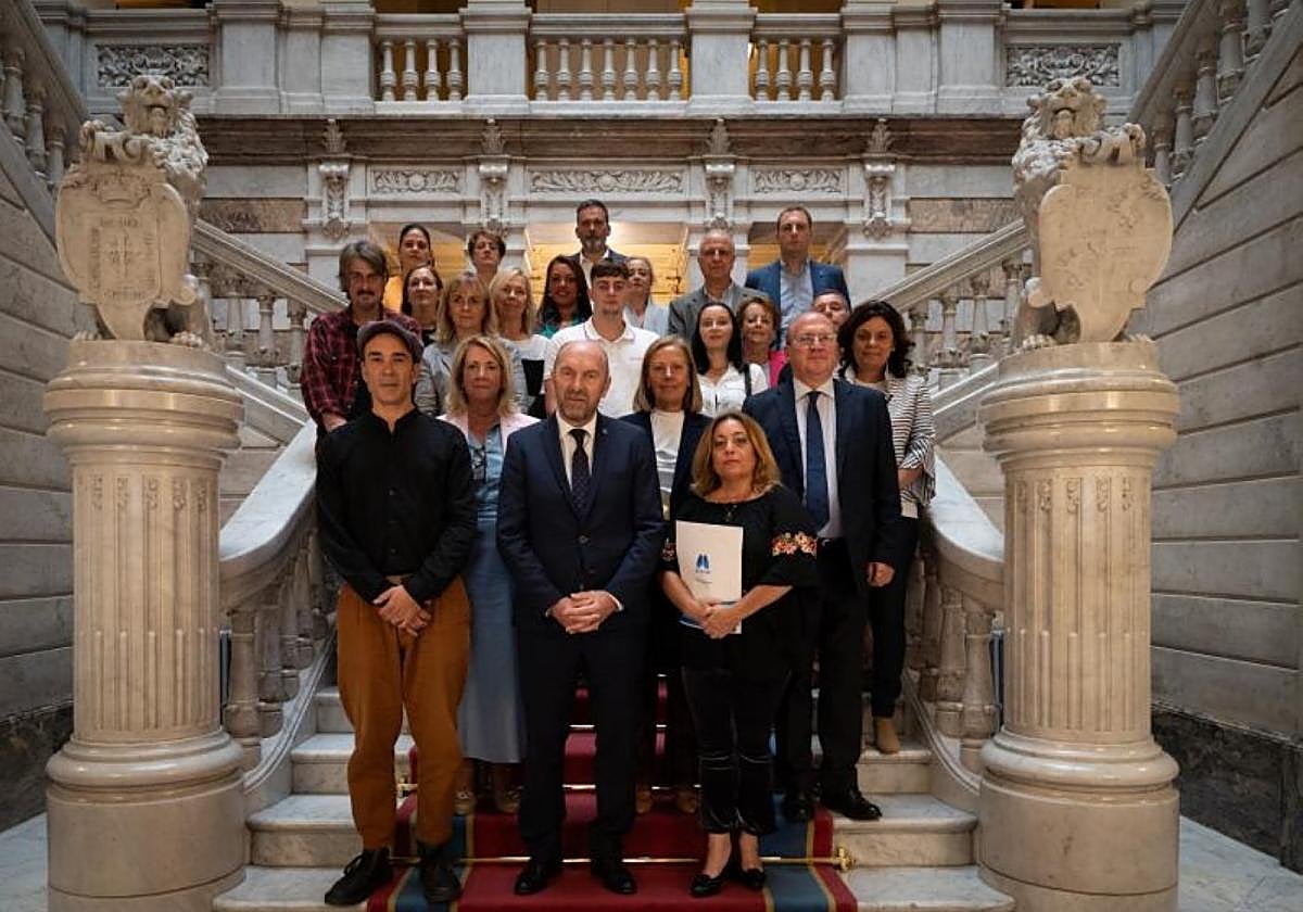 Juan Cofiño y María Ángeles Marín, en las escalinatas de la Junta General, antes del acto celebrado ayer con motivo de la 'Semana europea de la lucha contra el cáncer de pulmón'.
