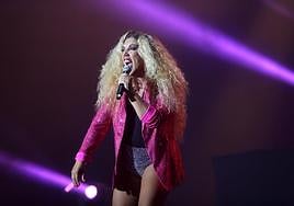 Rebeca durante su actuación en el festival 'Molan los 90'.