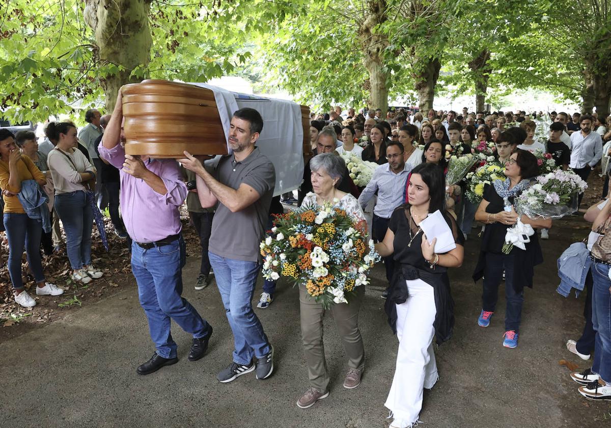 La despedida al joven Pablo Torroba se celebró en la iglesia Santa Eulalia de Onís.