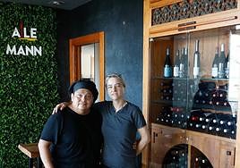 Anouk y Maximilano, en su restaurante alemán.