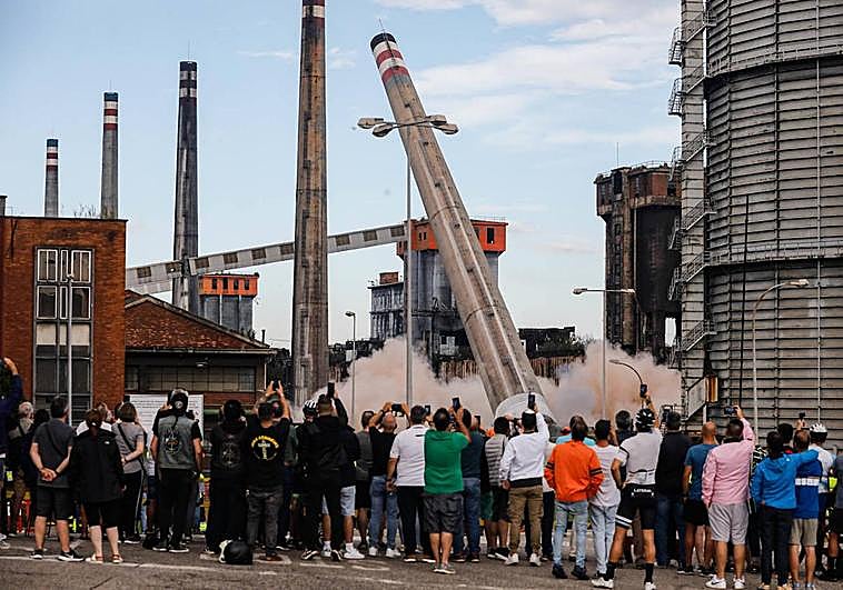 Así fue la voladura para demoler la primera chimenea.