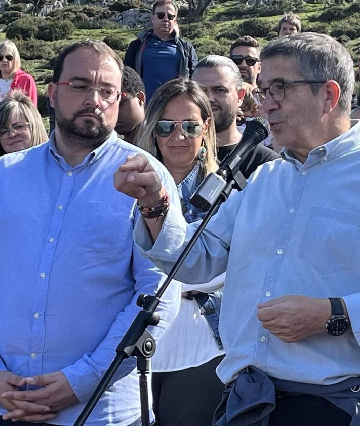 Imagen secundaria 2 - Barbón pone al PSOE como el garante de la Constitución y defiende un socialismo «leal» con el partido