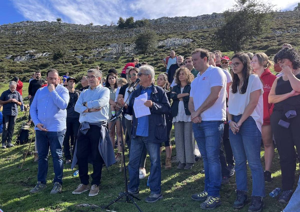 Imagen secundaria 1 - Barbón pone al PSOE como el garante de la Constitución y defiende un socialismo «leal» con el partido