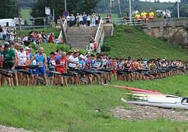 Los xironinos y 'viejas glorias', preparados para salir corriendo a las piraguas en los instantes previos a comenzar la carrera.