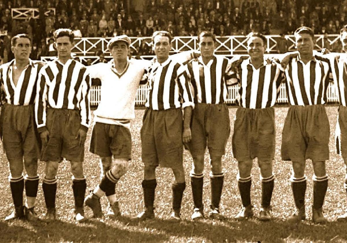 Alineación rojiblanca que empezó la competición liguera en 1929: Meana, Pin, Quirós, Cuesta, Luis, Domingo, Chus, Tronchín, Nani, Arcadio y Adolfo.