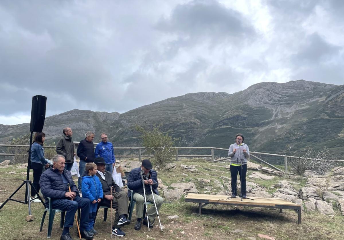 Enrique García, Paulino Álvarez, José Alonso, y el pequeño Carlos Álvarez fueron los homenajeados del día.