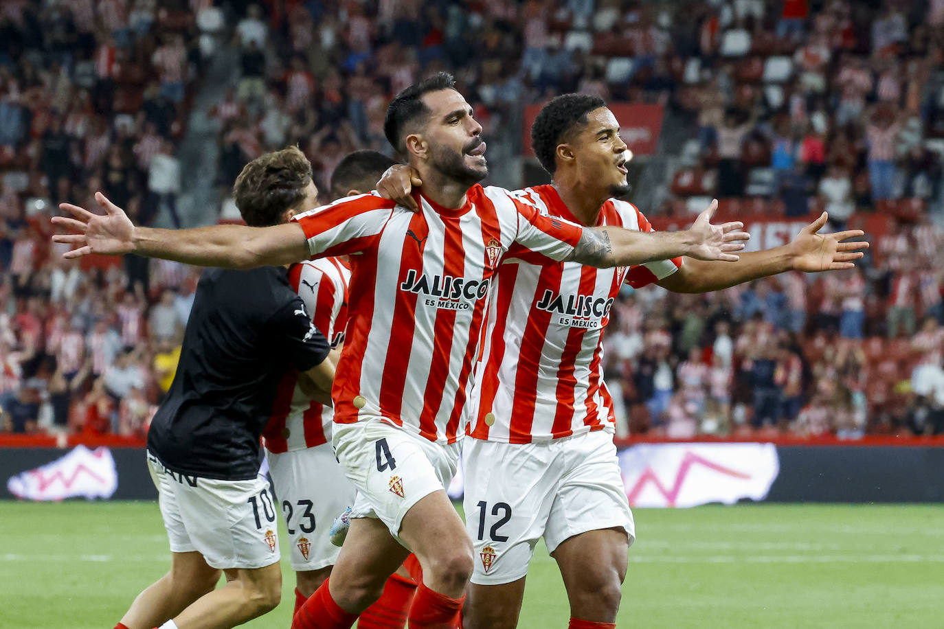 Insua celebra el gol de la victoria en el tiempo de descuento abrazado por Varane.