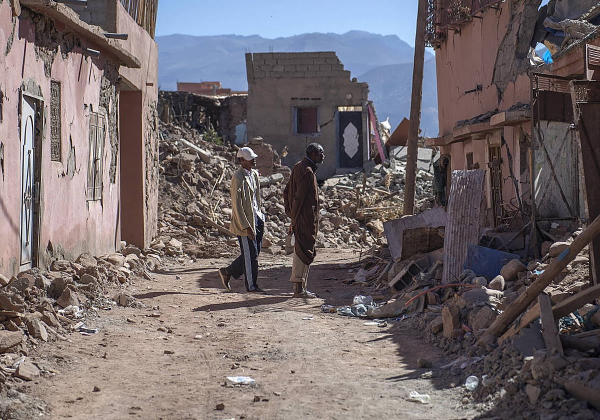 Destrucción en la aldea de Tinmel tras el terremoto.