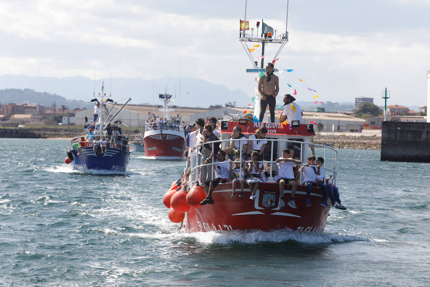 Procesión marinera en Gijón para recordar a los que ya no están