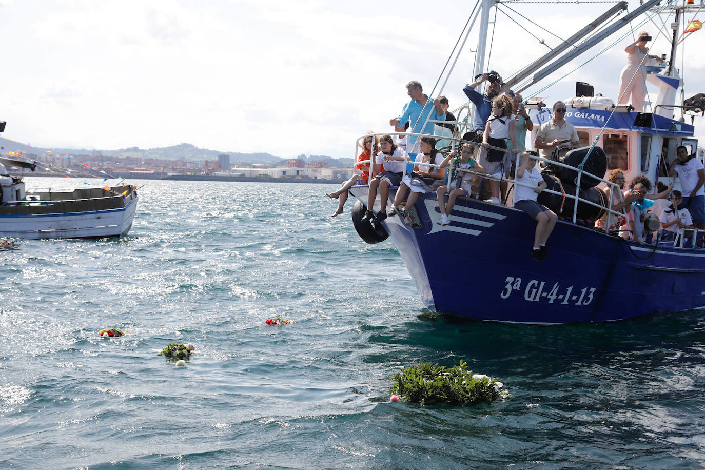 Procesión marinera en Gijón para recordar a los que ya no están