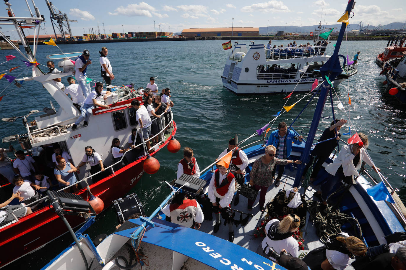 Procesión marinera en Gijón para recordar a los que ya no están