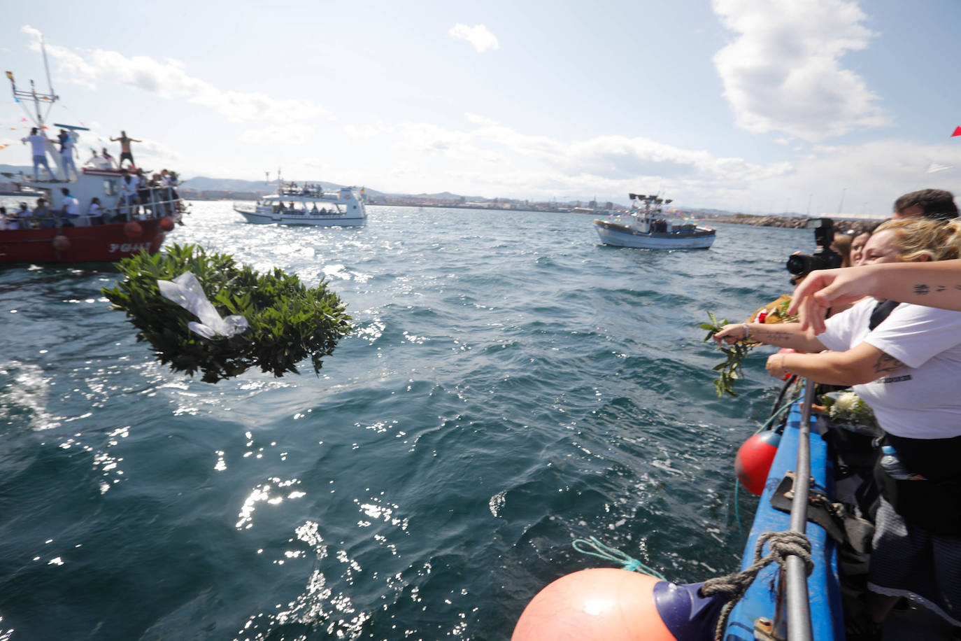 Procesión marinera en Gijón para recordar a los que ya no están