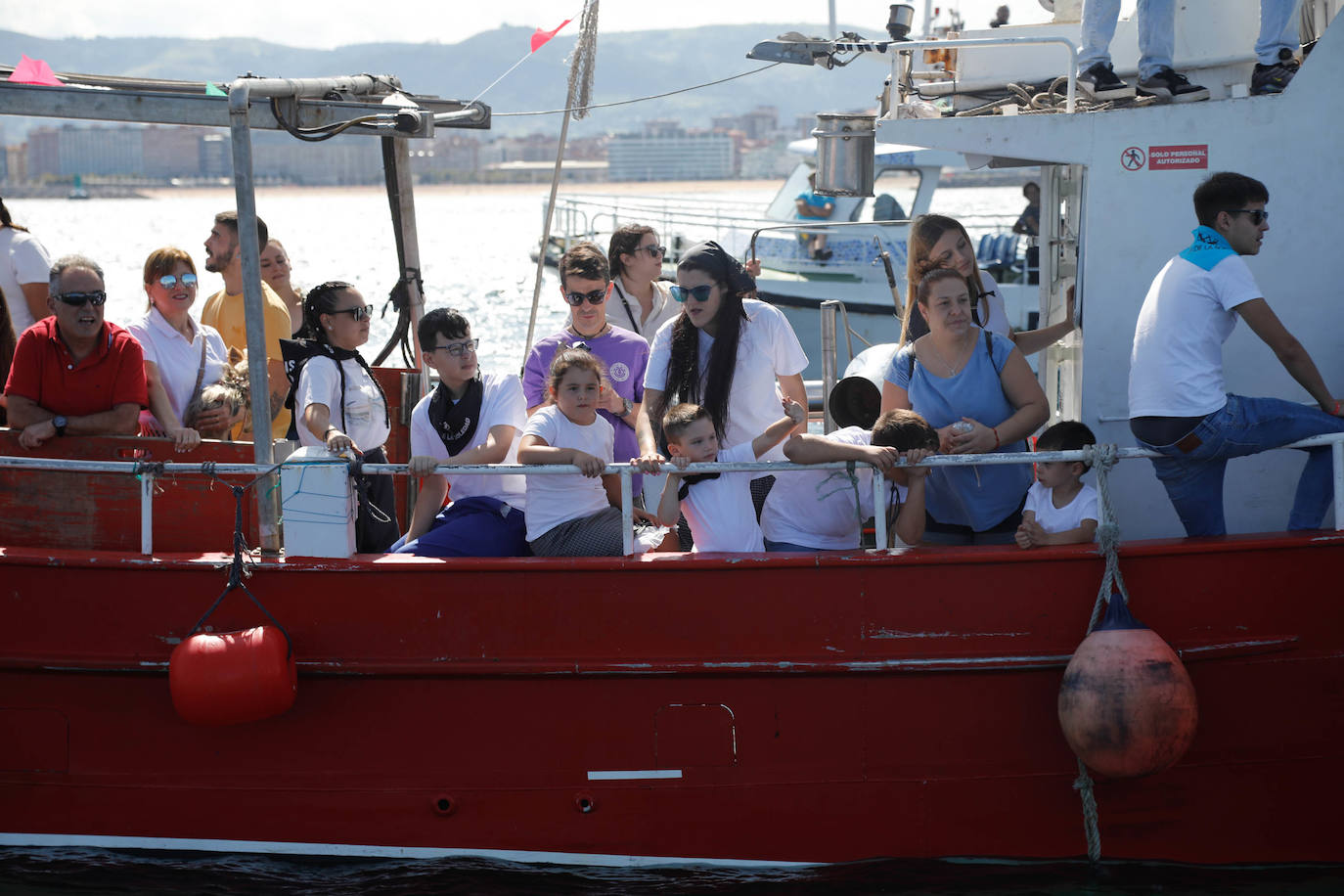 Procesión marinera en Gijón para recordar a los que ya no están