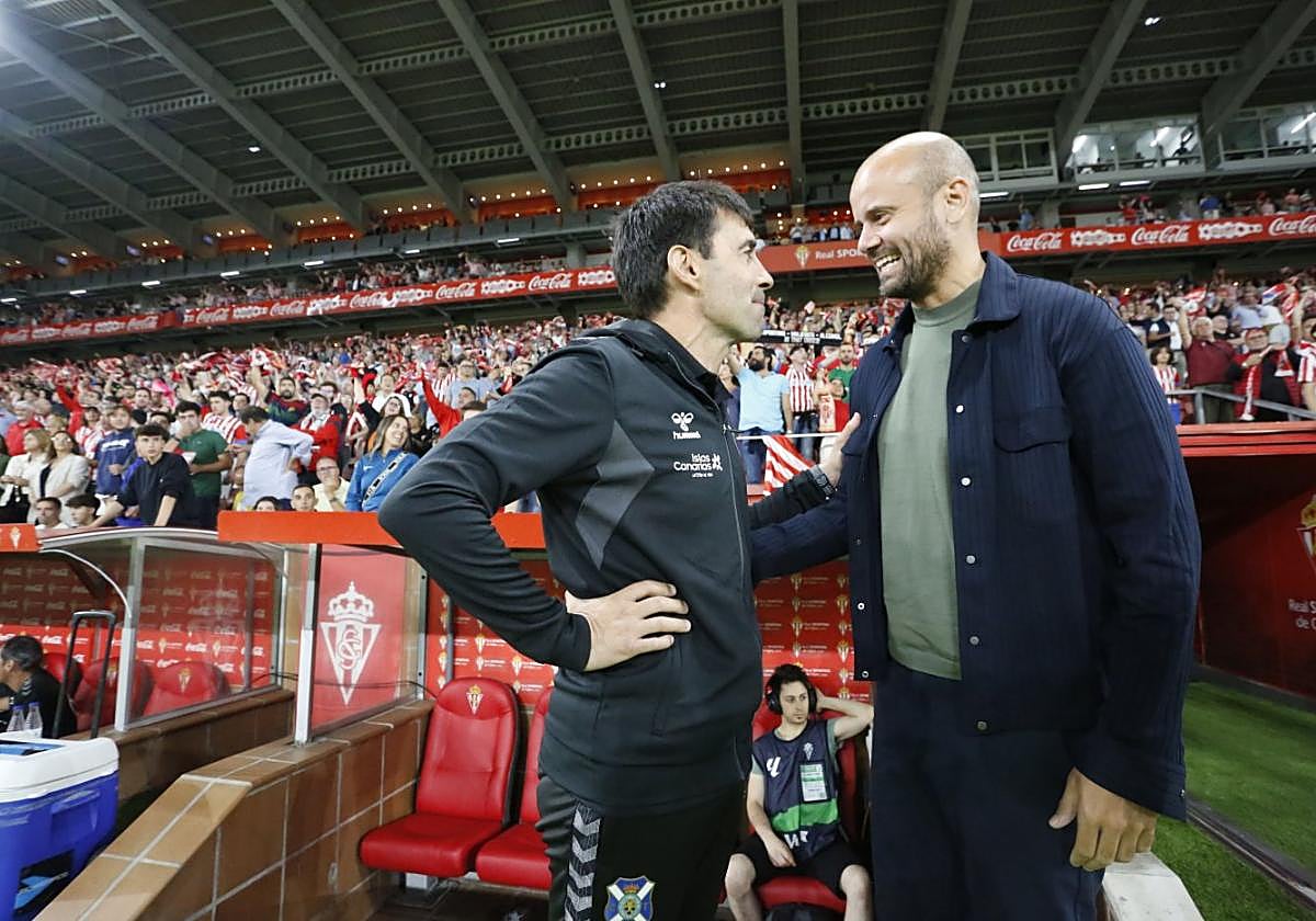 Miguel Ángel Ramirez y Asier Garitano se saludan minutos antes de comenzar el partido.
