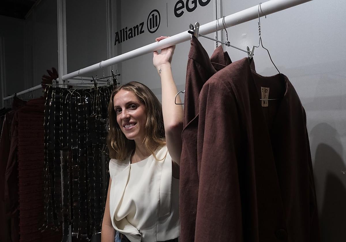 Paula Currás unos minutos antes del desfile, con algunas de las prendas que enseñó.
