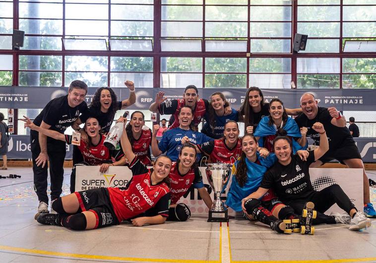 Las jugadoras del Telecable posan con la copa lograda.